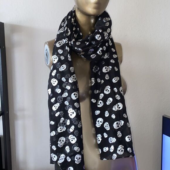 Black and silver skull scarf. Light weight and breezy, foilshiny silver skulls. - Picture 6 of 6